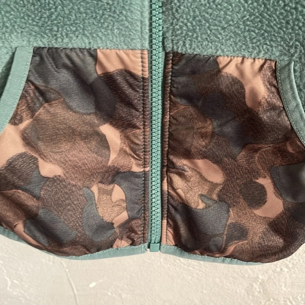 The North Face Green Hooded Sweater - Picture 5 of 6